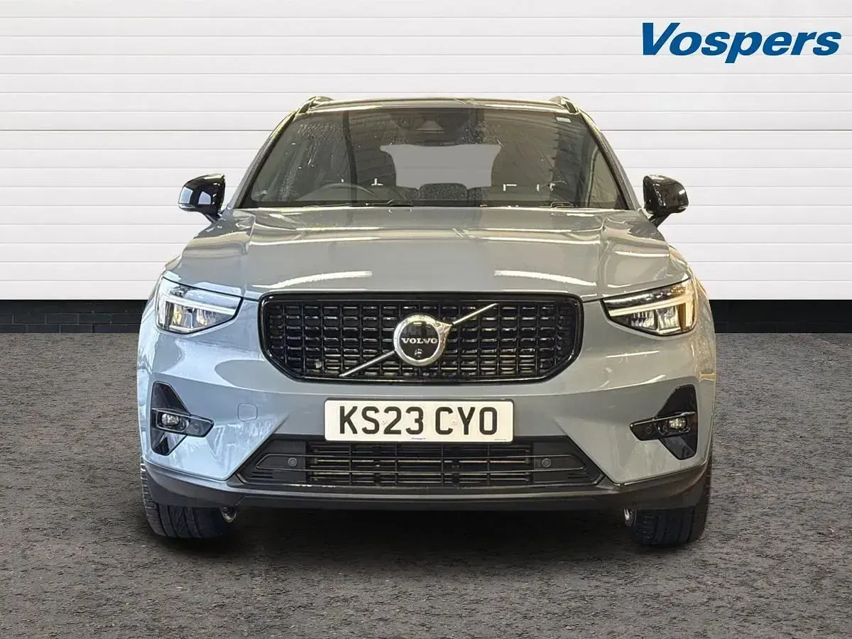 Begagnad Volvo XC40 Plus 207 HK (152 kW) 2023 Grå SUV