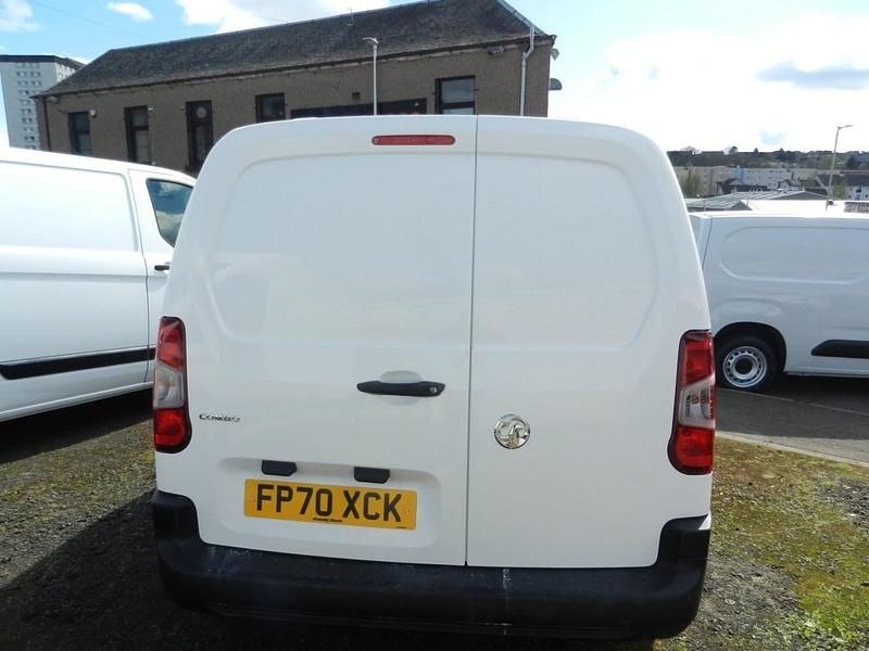 Second-hand Vauxhall Combo Edition 100 CP (73 kW) 2021 Alb Monovolum
