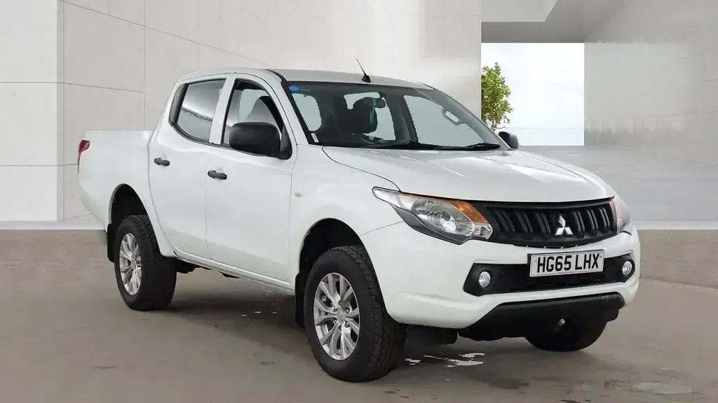 Used Mitsubishi L200 178 HP (130 kW) 2015 White Pickup