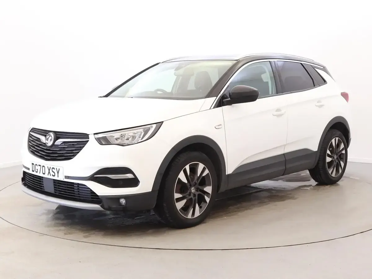 Used Vauxhall Grandland X SRi 130 HP (95 kW) 2020 White SUV
