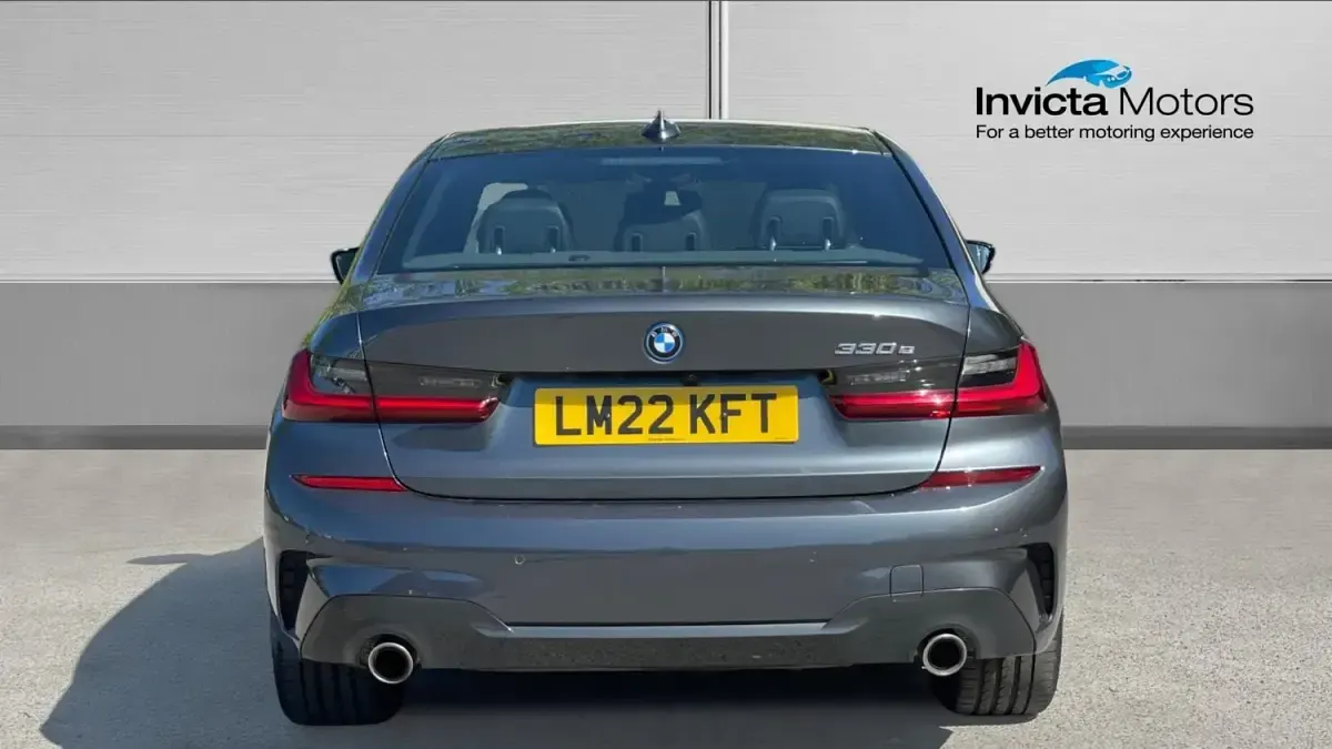 Usado BMW 330e M Sport 292 HP (214 kW) 2022 Cinzento Sedan