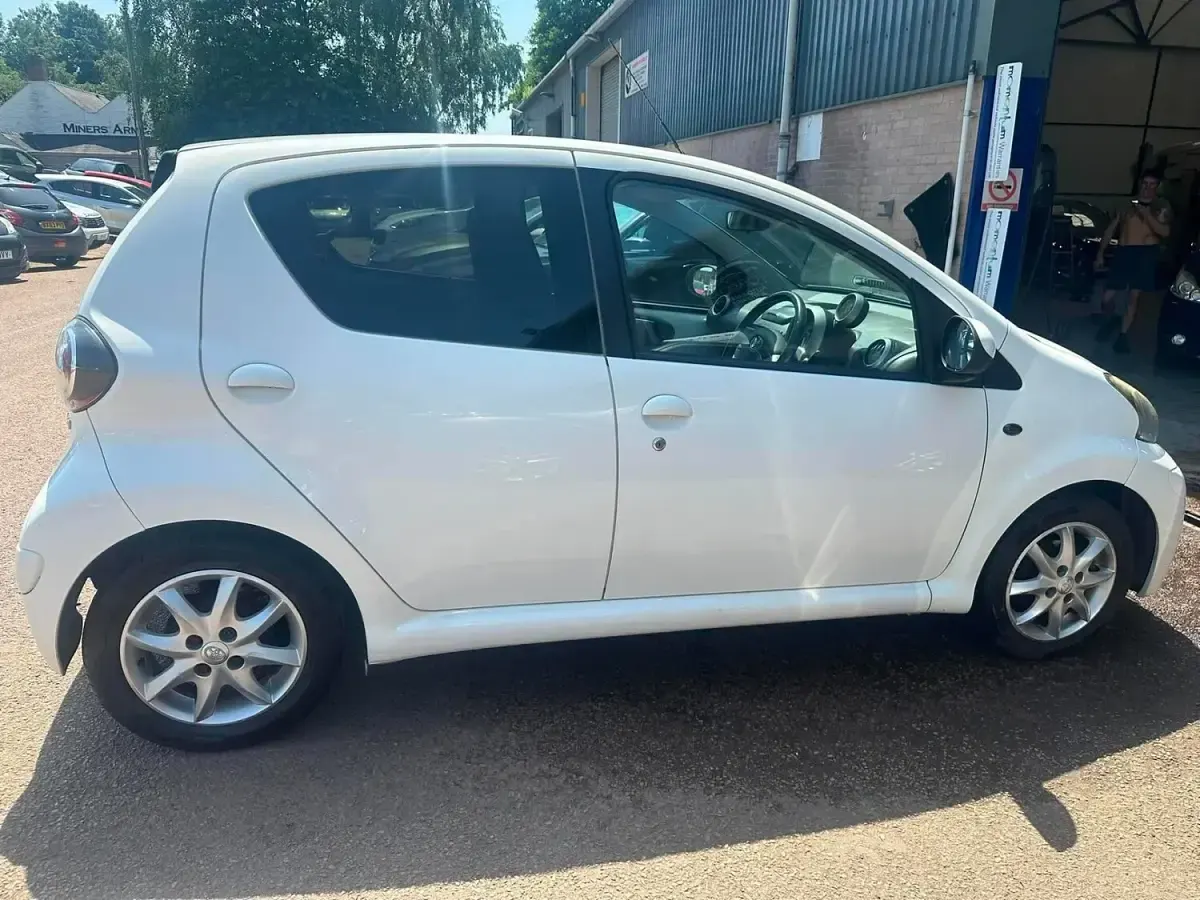Used Toyota Aygo 68 HP (50 kW) 2013 White Hatchback