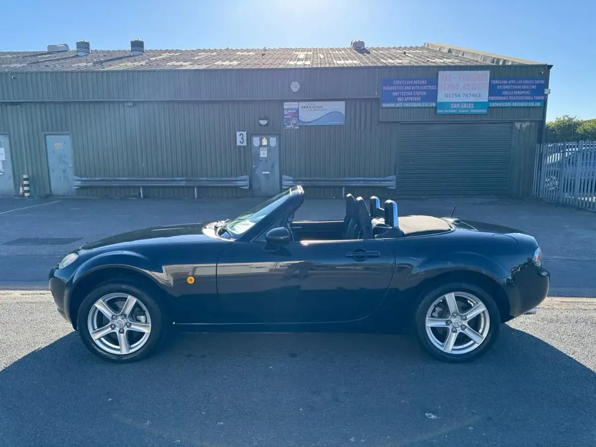Usado Mazda MX5 126 HP (92 kW) 2006 Preto Cabrios