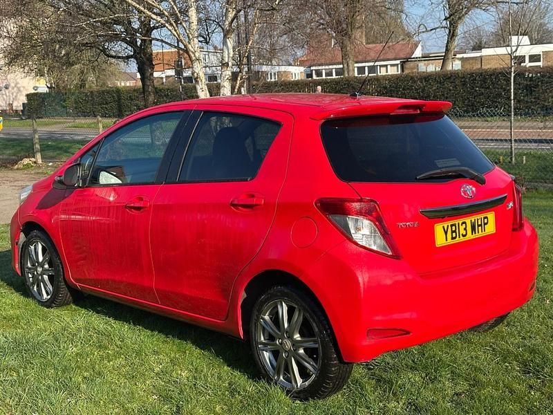 Used Toyota Yaris SR 99 HP (72 kW) 2013 Red Hatchback