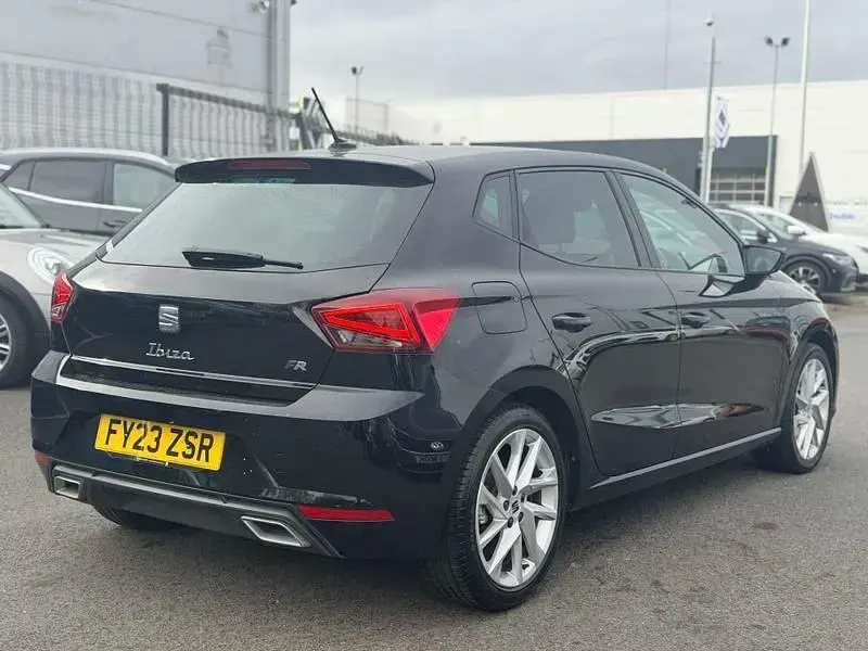 Begagnad Seat Ibiza FR 2023 Svart Halvkombi