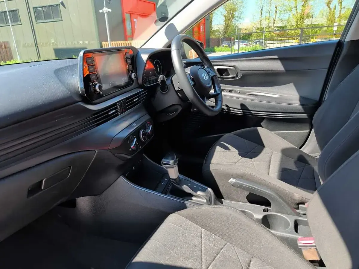 Begagnad Hyundai Bayon SE 2023 Grå SUV