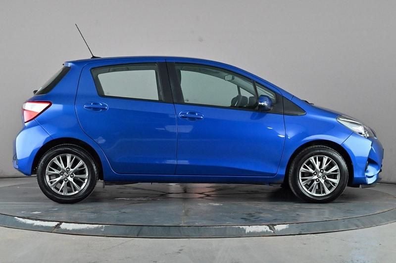 Used Toyota Yaris 111 HP (81 kW) 2018 Blue Hatchback
