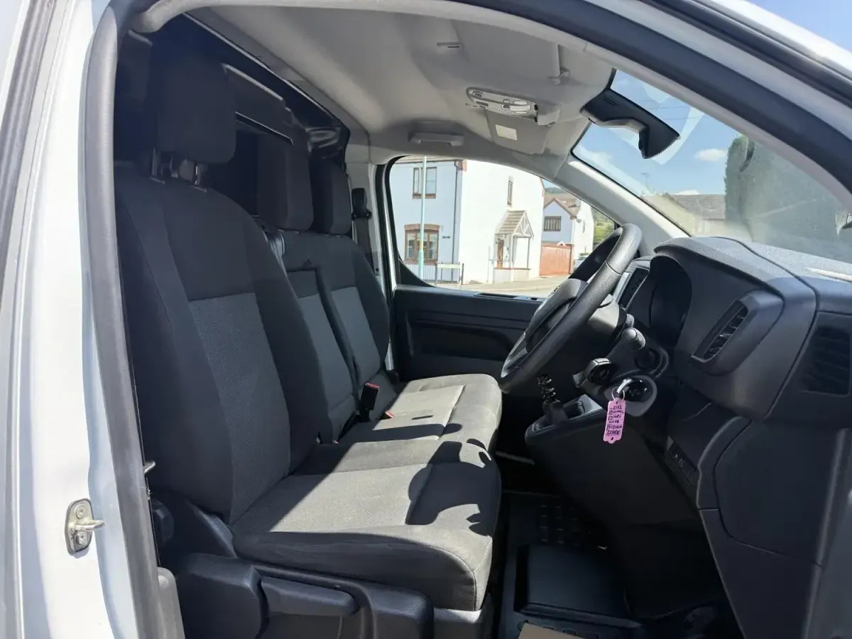 Used Vauxhall Vivaro S 100 HP (73 kW) 2023 White MPV