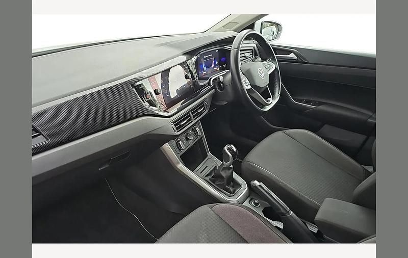 Used VW Polo Life 80 HP (58 kW) 2022 Pure white Hatchback