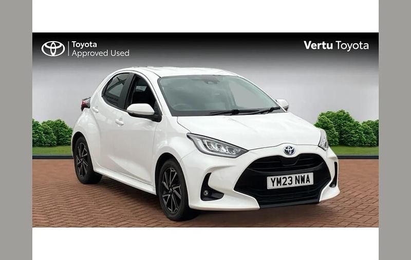 Used Toyota Yaris Hybrid Design 116 HP (85 kW) 2023 White Hatchback