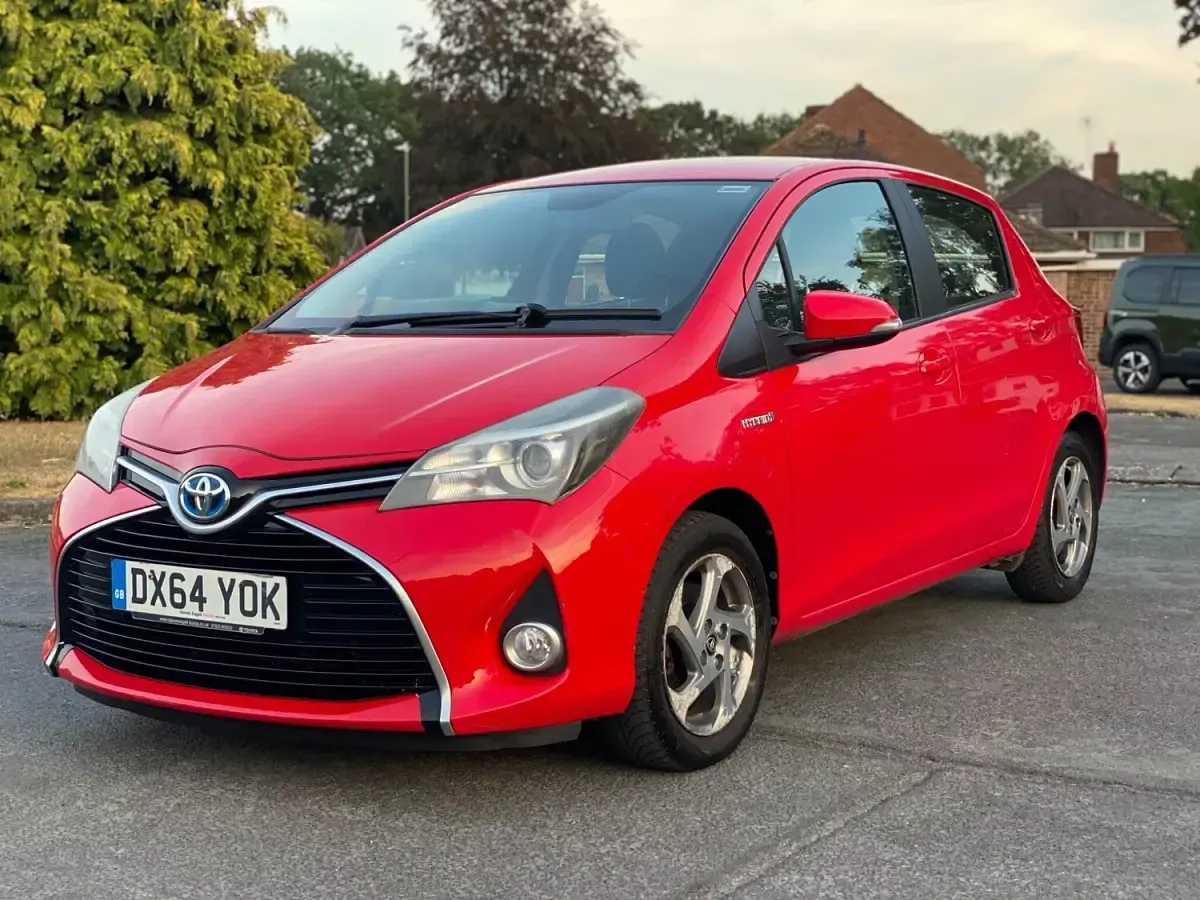 Used Toyota Yaris 101 HP (74 kW) 2014 Red Hatchback