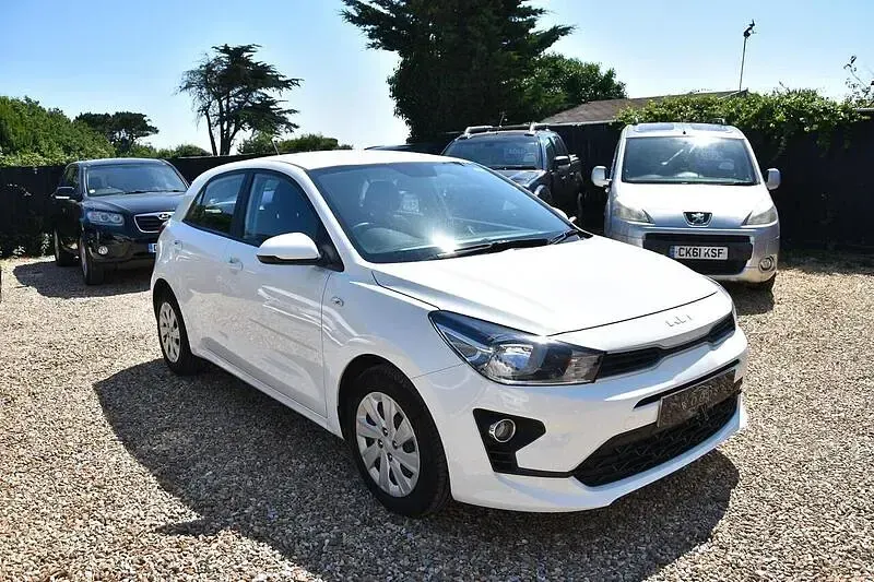 Used Kia Rio 84 HP (61 kW) 2021 White Hatchback