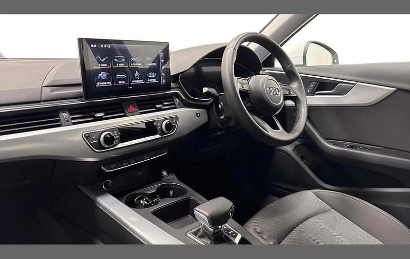 Used Audi A4 Comfort 147 HP (108 kW) 2023 White Sedan