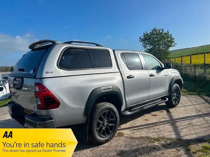Używany Toyota HiLux 201 KM (147 kW) 2026 Srebrny Pickup