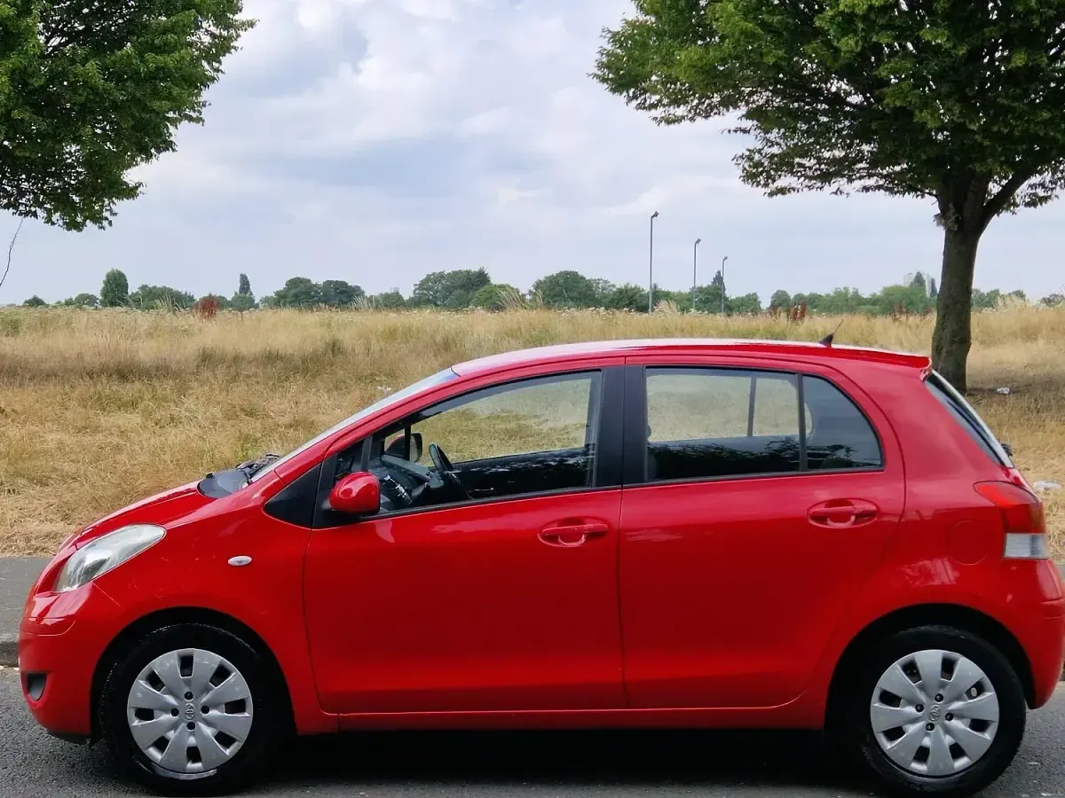 Used Toyota Yaris 101 HP (74 kW) 2009 Red Hatchback