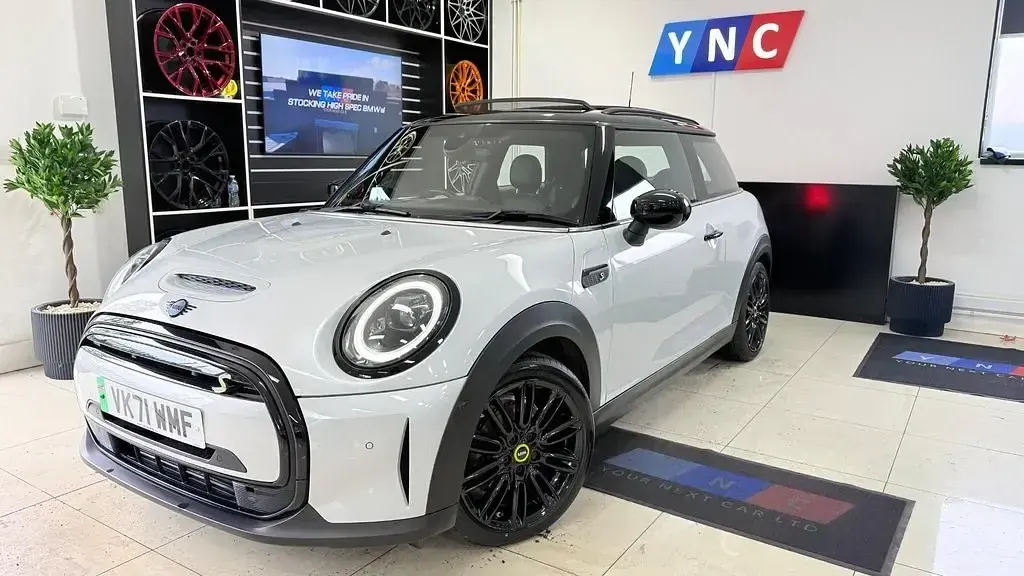 Usado Mini Cooper SE Hatch 135 kW (184 CV) 2021 Plateado Utilitario