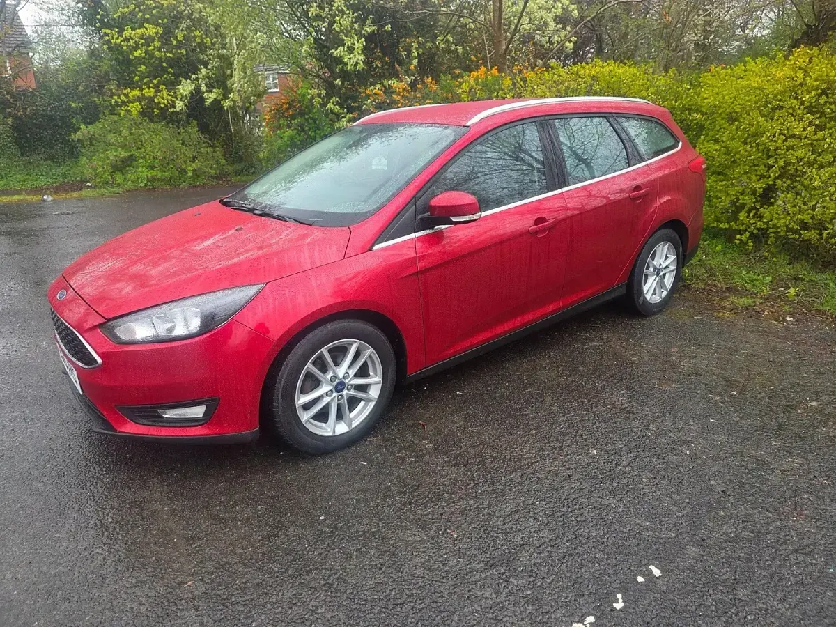Used Ford Focus Zetec 120 HP (88 kW) 2015 Red Estate