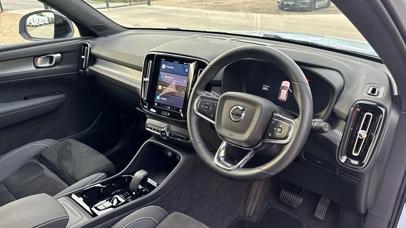 Used Volvo XC40 Plus 197 HP (144 kW) 2024 Blue SUV