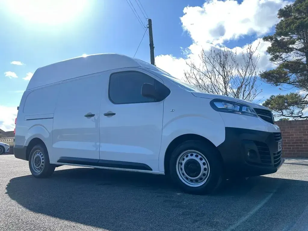 Used Vauxhall Vivaro 101 HP (74 kW) 2023 White MPV