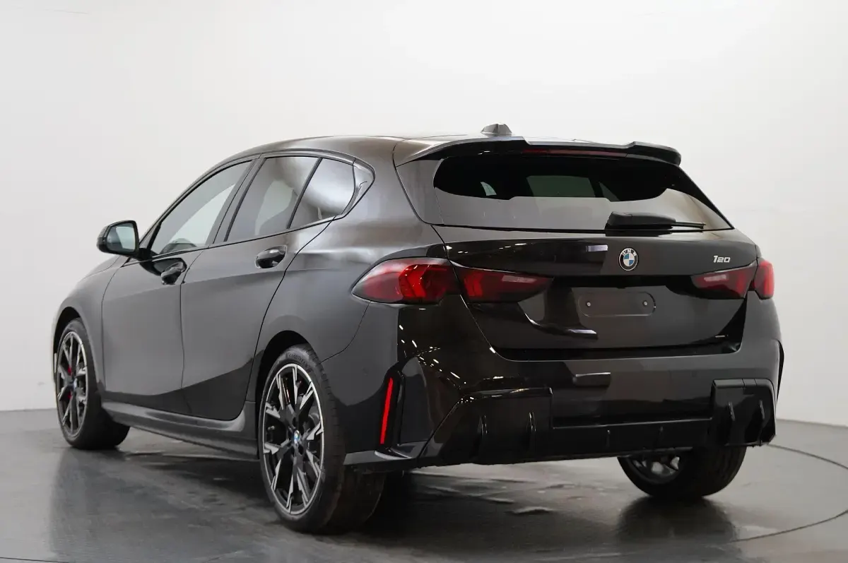 Usado BMW 120 M Sport 168 CV (123 kW) 2026 Negro Utilitario