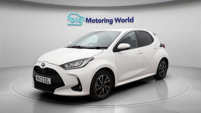 Used Toyota Yaris Hybrid Design 116 HP (85 kW) 2022 White Hatchback