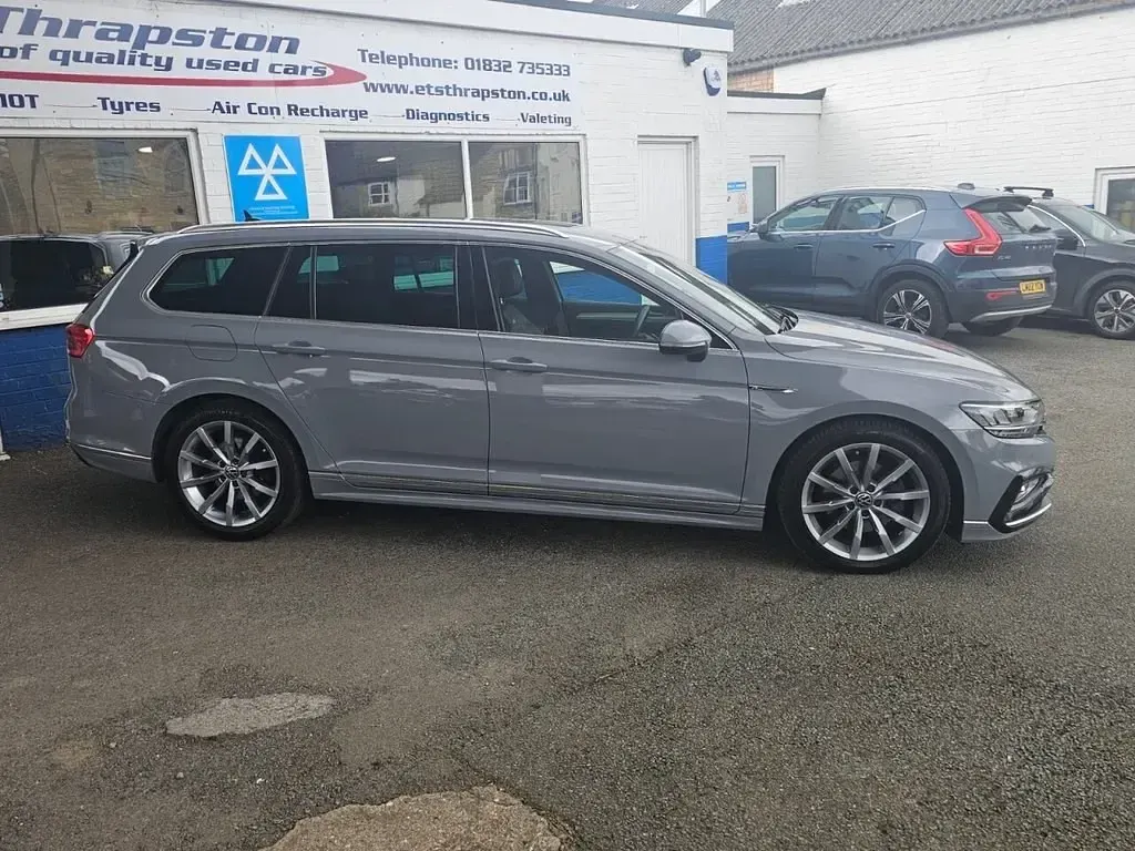Usado VW Passat R-line 150 HP (110 kW) 2023 Cinzento Carrinha