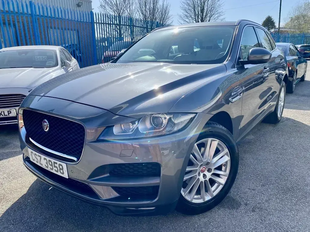 Begagnad Jaguar F-Pace Portfolio 180 HK (132 kW) 2018 Grå SUV