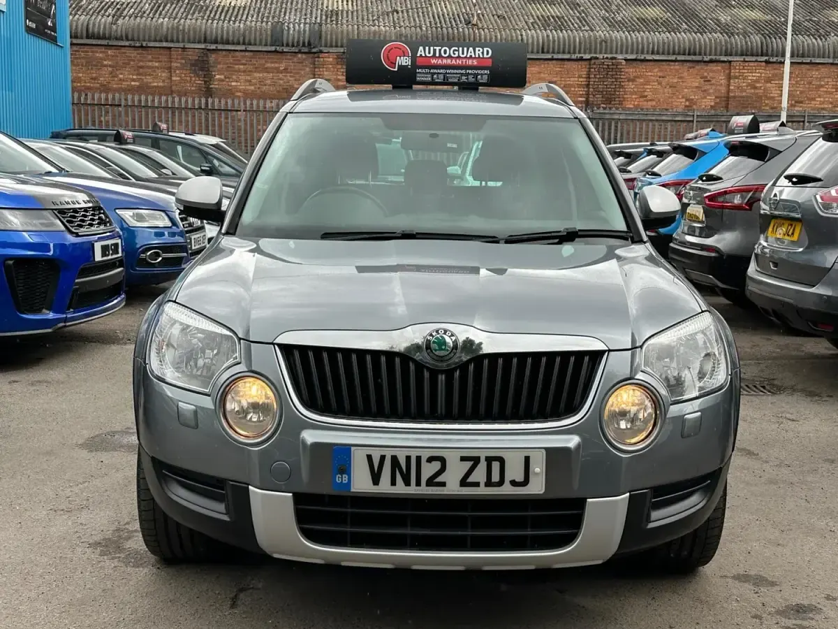 Usado Skoda Yeti 105 HP (77 kW) 2012 Cinzento SUV