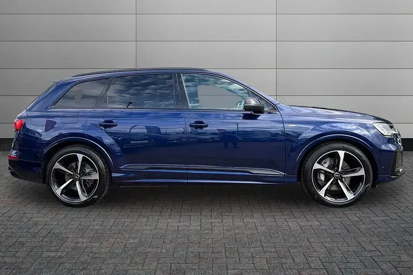 Used Audi Q7 Black Edition 286 HP (210 kW) 2022 Navarra blue SUV
