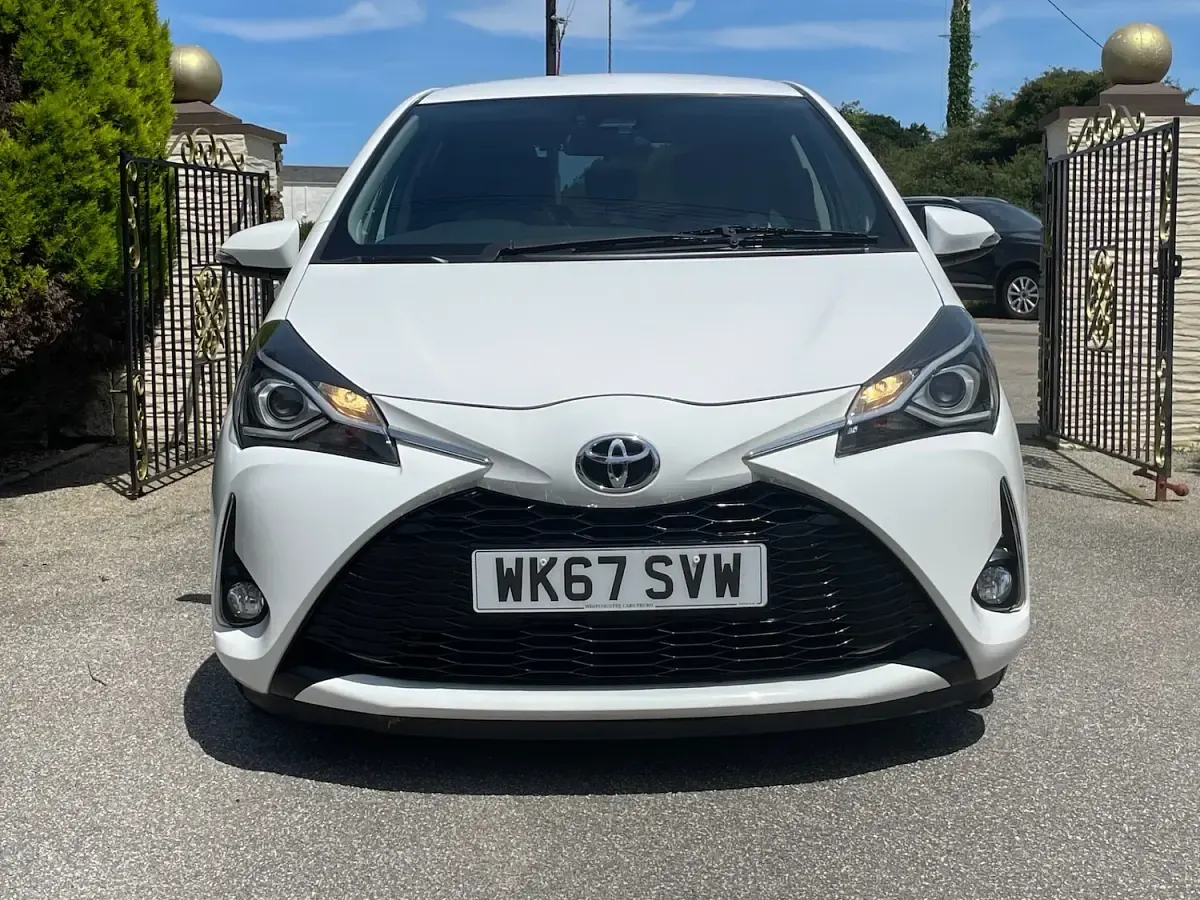 Used Toyota Yaris Design 111 HP (81 kW) 2017 White Hatchback