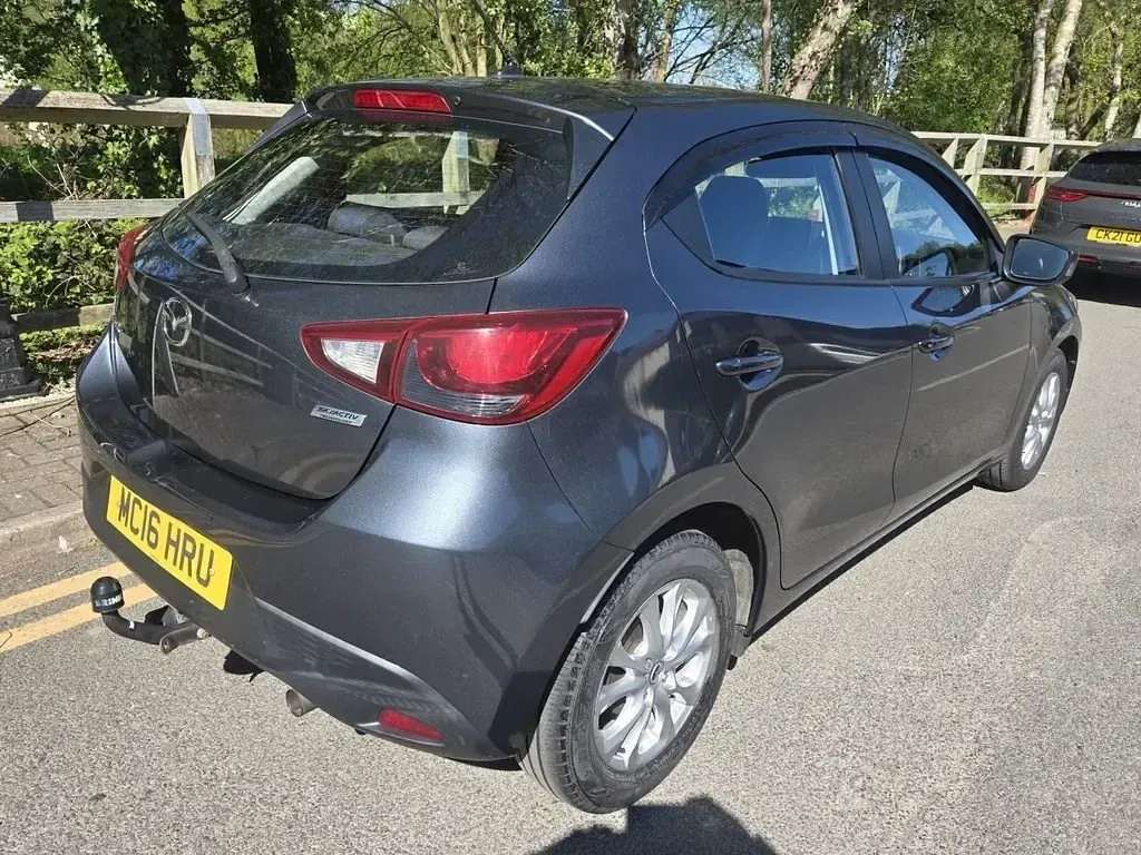 Begagnad Mazda 2 90 HK (66 kW) 2016 Grå Halvkombi