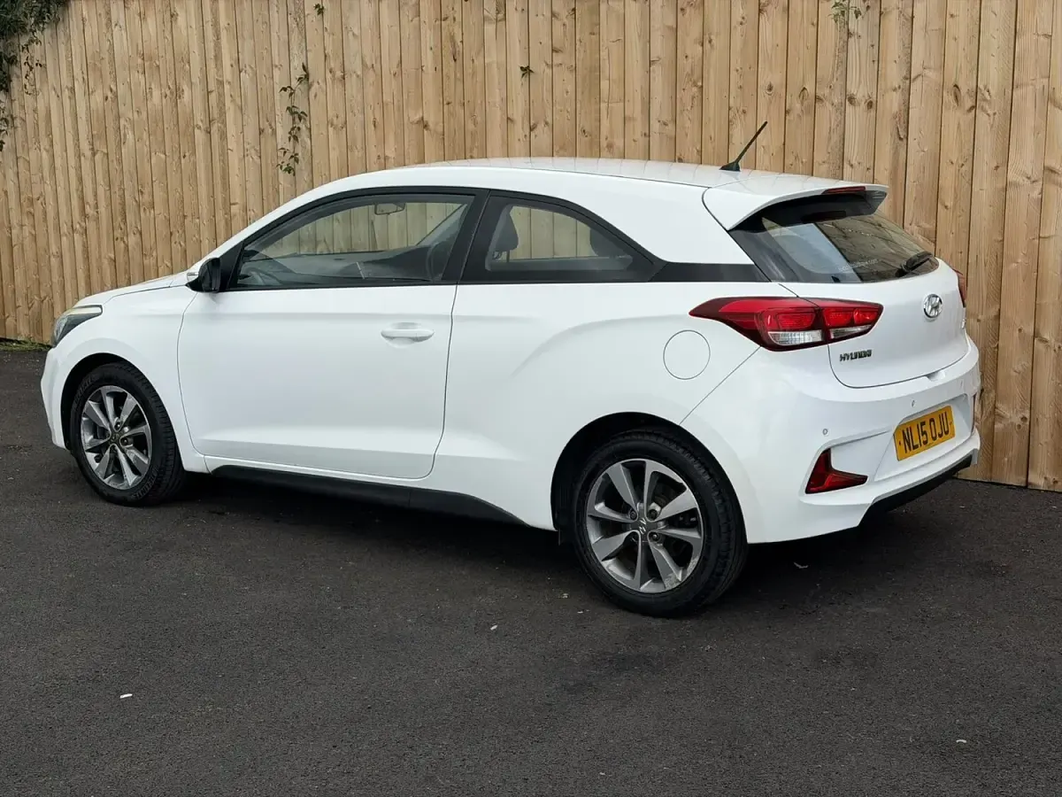 Used Hyundai i20 SE 84 HP (61 kW) 2015 White Coupe