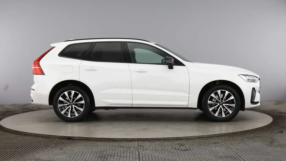 Used Volvo XC60 Plus 250 HP (183 kW) 2023 Crystal white SUV