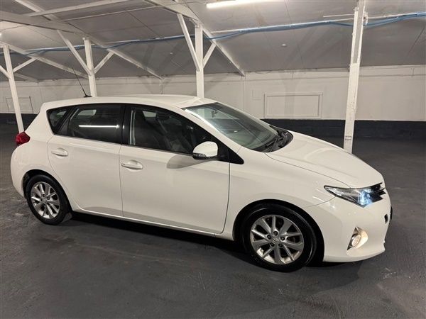 White Used 2013 Toyota Auris Hatchback | £4,990 (Fair price) - Image 1/1