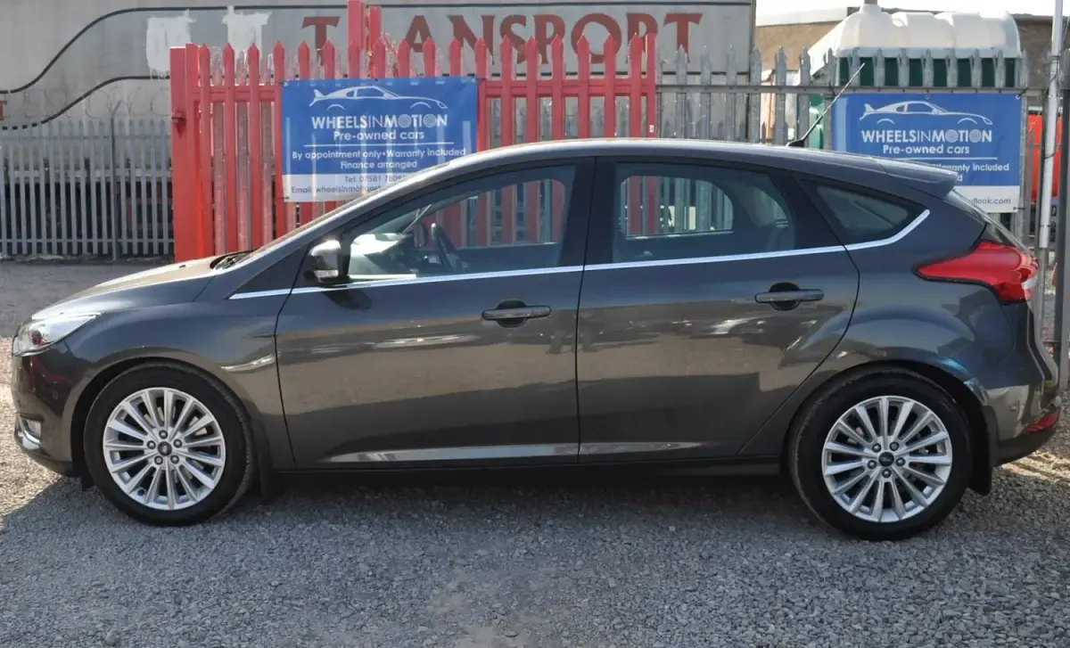 Usado Ford Focus Titanium X 182 HP (133 kW) 2016 Cinzento Citadino