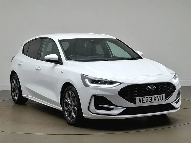 Begagnad Ford Focus ST-Line 125 HK (91 kW) 2023 Vit Halvkombi