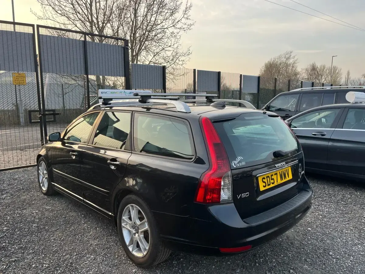 Usado Volvo V50 SE Lux 136 CV (100 kW) 2007 Negro Familiar