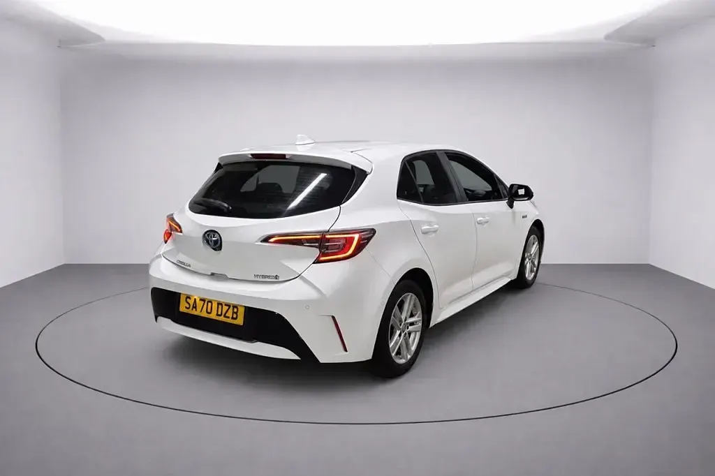 Used Toyota Corolla 122 HP (89 kW) 2020 White Hatchback