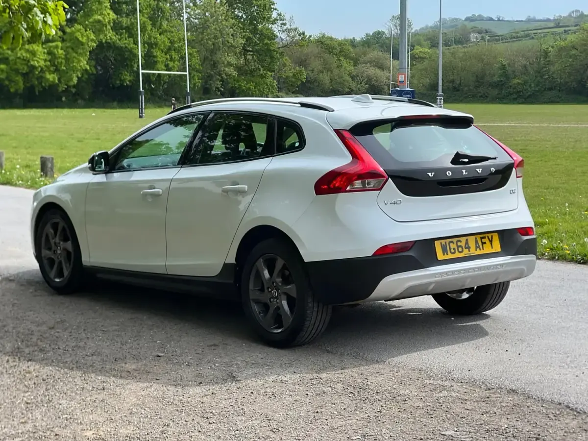 Begagnad Volvo V40 2014 Vit Halvkombi