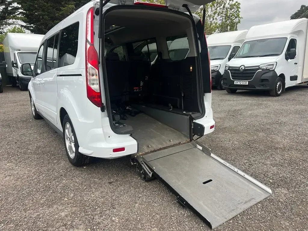 Used Ford Tourneo Connect Titanium 120 HP (88 kW) 2017 White MPV