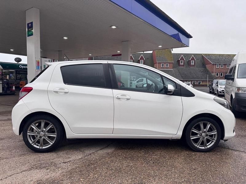 Used Toyota Yaris SR 99 HP (72 kW) 2013 White Hatchback