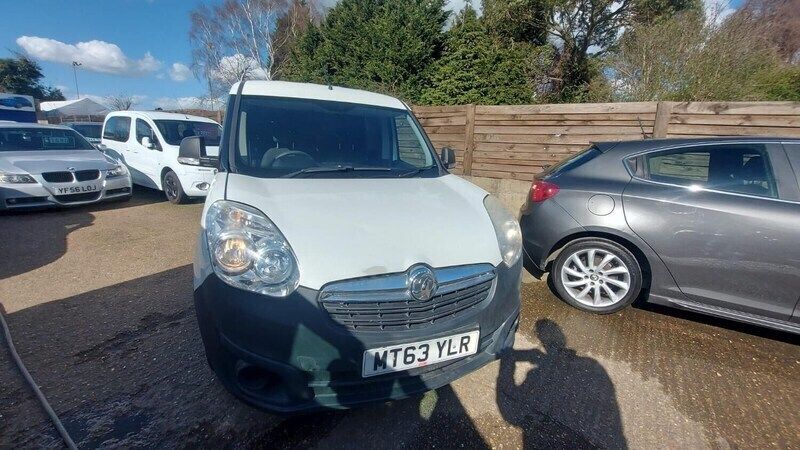 White Used 2013 Vauxhall Combo MPV | £3,290 (Fair price) - Image 1/4