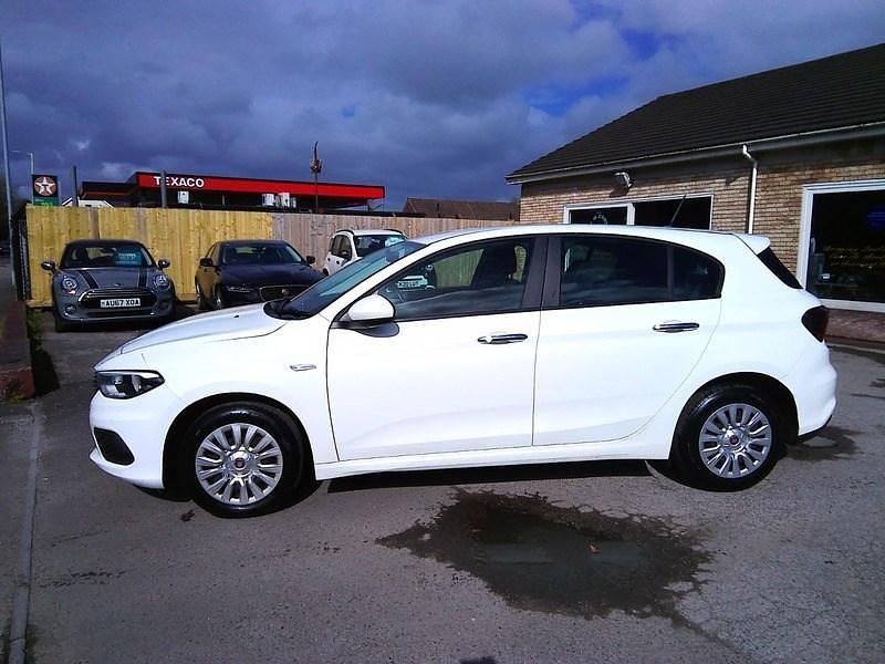Used Fiat Tipo Easy 120 HP (88 kW) 2017 White Hatchback