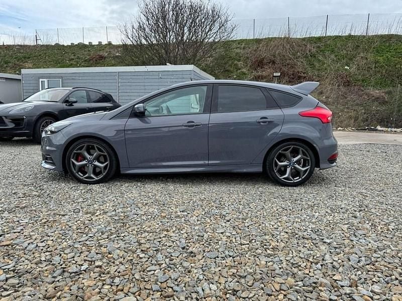 Usado Ford Focus ST 250 HP (183 kW) 2016 Cinzento Citadino