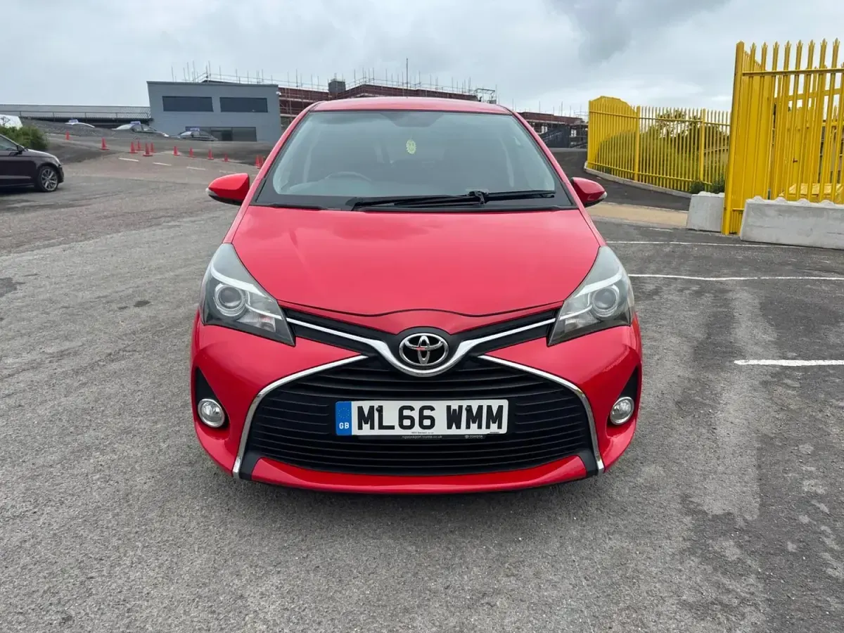 Used Toyota Yaris 69 HP (50 kW) 2016 Red Hatchback
