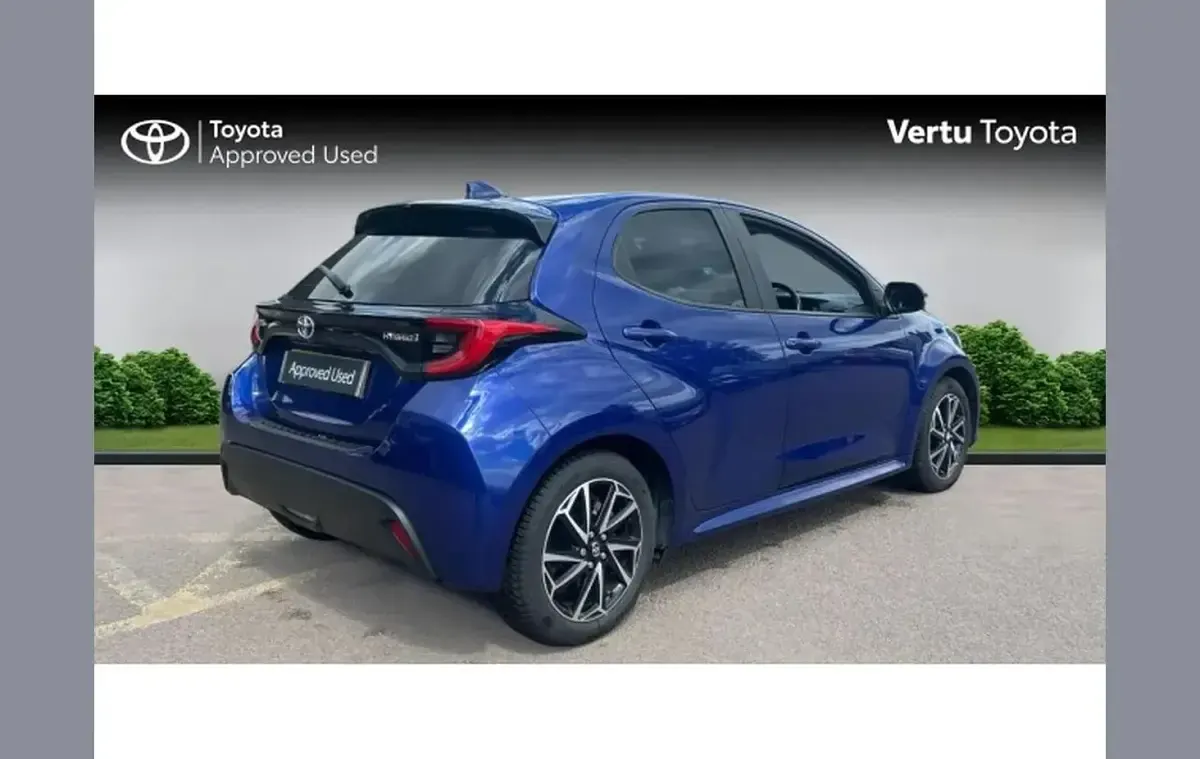Used Toyota Yaris Hybrid Design 113 HP (83 kW) 2022 Blue Hatchback