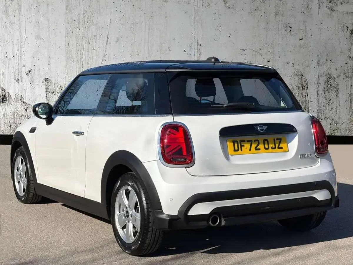 Usado Mini Cooper Classic 134 HP (98 kW) 2023 Branco Citadino