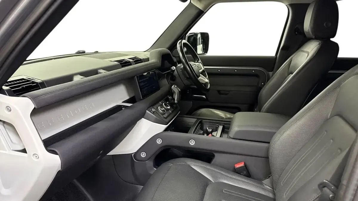 Używany Land Rover Defender S 250 KM (183 kW) 2022 Szary SUV