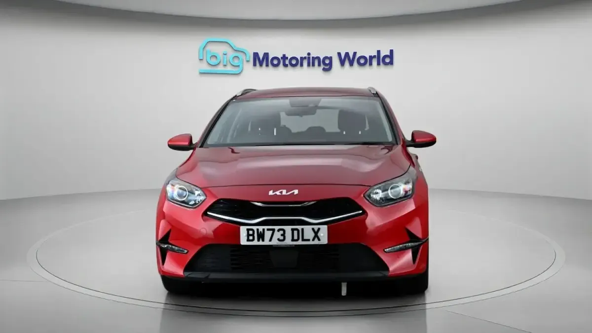 Käytetty Kia Ceed 160 HP (117 kW) 2023 Punainen Viistoperä