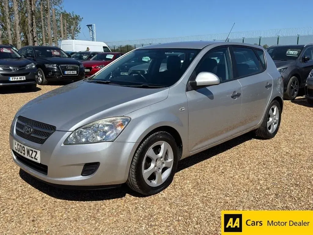 Usado Kia Ceed 88 HP (64 kW) 2009 Prateado Citadino
